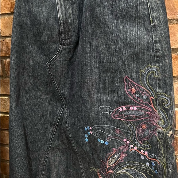KATE HILL CASUAL DENIM JEAN SKIRT W/ FLORAL EMBROIDERY & FRAYED BOTTOM, SIZE 12 - Picture 4 of 5